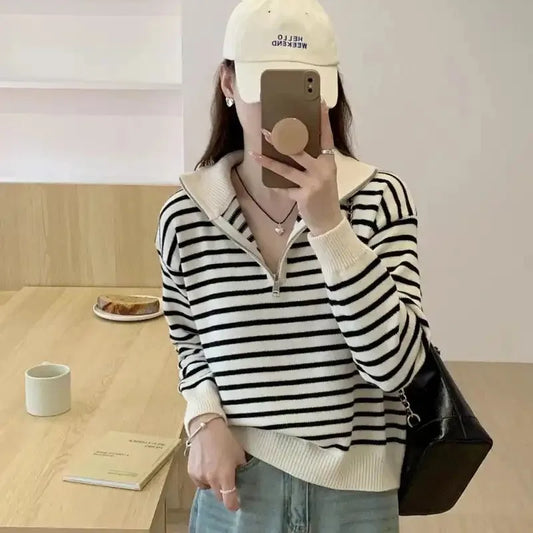 Adora Milano Maglione Lavorato a Maglia da Donna a Righe Bianche e Nere con Collo Alto e Mezza Zip