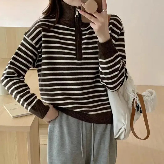 Adora Milano Maglione Lavorato a Maglia da Donna a Righe Bianche e Nere con Collo Alto e Mezza Zip