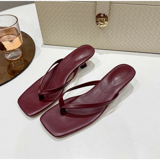 Infradito con punta quadrata di marca per donna, sandalo di lusso in pelle di alta qualità, moda estiva con clip per dita, comodo tacco basso, ciabatta casual