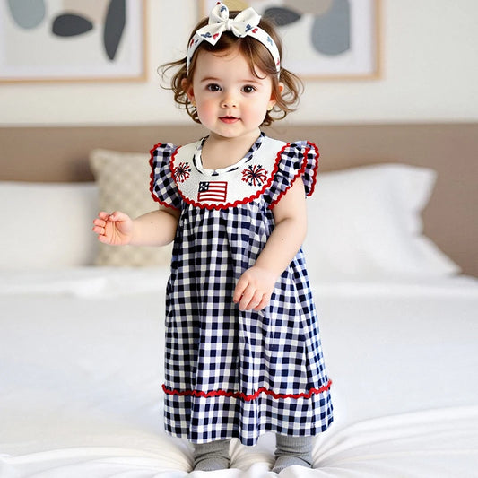 Vestito da ragazza Adora Milano con motivo scozzese, ricamo bandiera americana, vestibilità ampia e smock