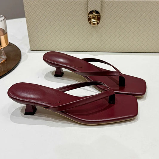 Infradito con punta quadrata di marca per donna, sandalo di lusso in pelle di alta qualità, moda estiva con clip per dita, comodo tacco basso, ciabatta casual