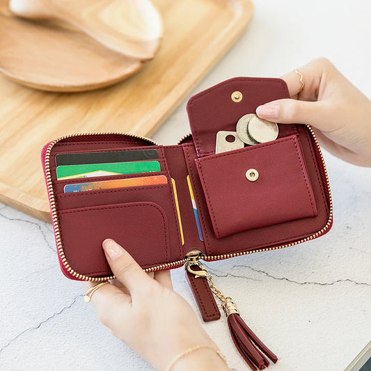Borsa quadrata da donna Adora Milano con cerniera e frange, porta tessere corto, porta carte semplice