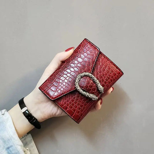 Adora Milano Dunkler Kaffee mattes Krokodilmuster exquisites Metallschnalle kompaktes Portemonnaie